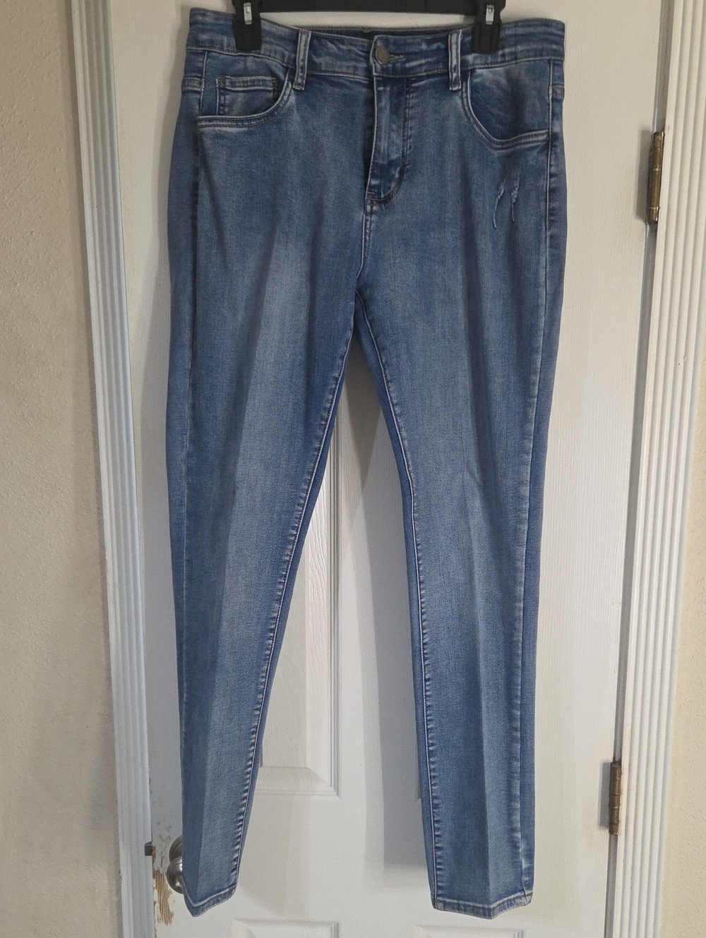 Coco + Carmen Light Blue Stretch Skinny Jeans. Size Large.